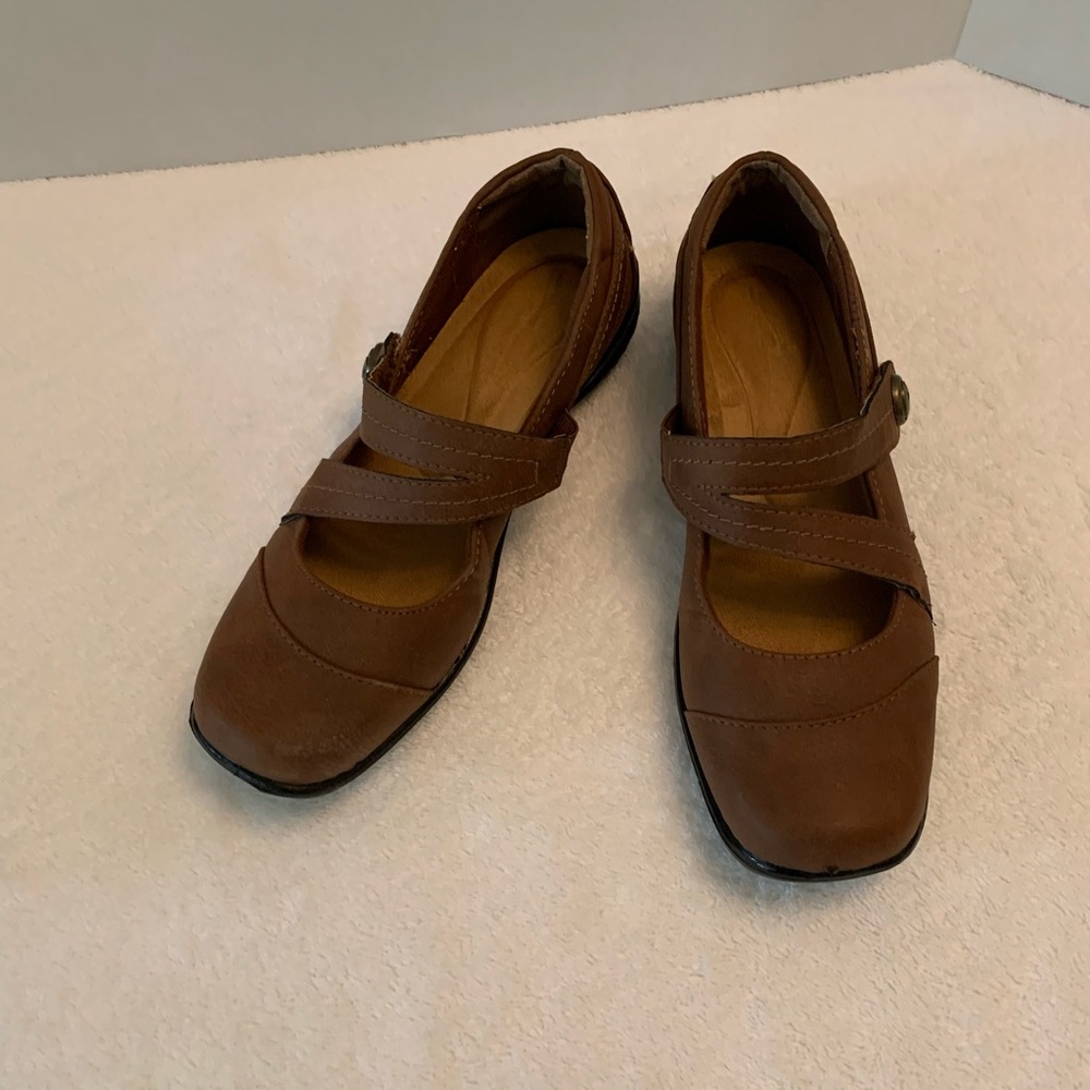 Easy Street brown slip on shoes. Size 8. Like new